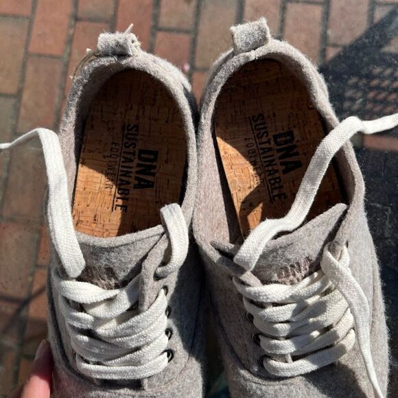 DNA Footwear Hope “This Was A Bottle” Sneakers NWT - Picture 3 of 7